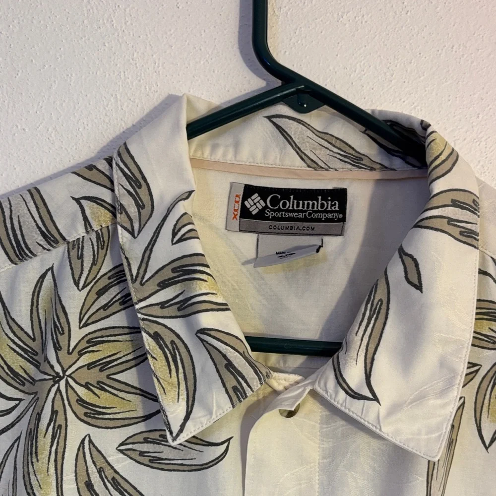 Columbia Men's White and Black XLT Floral pocket Shirt - Picture 3 of 6